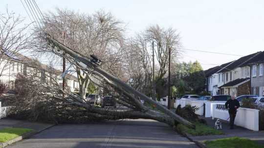 Spadnutý strom a stĺp elektrického vedenia na ceste na ulici Grove Park Drive v írskom Dubline.