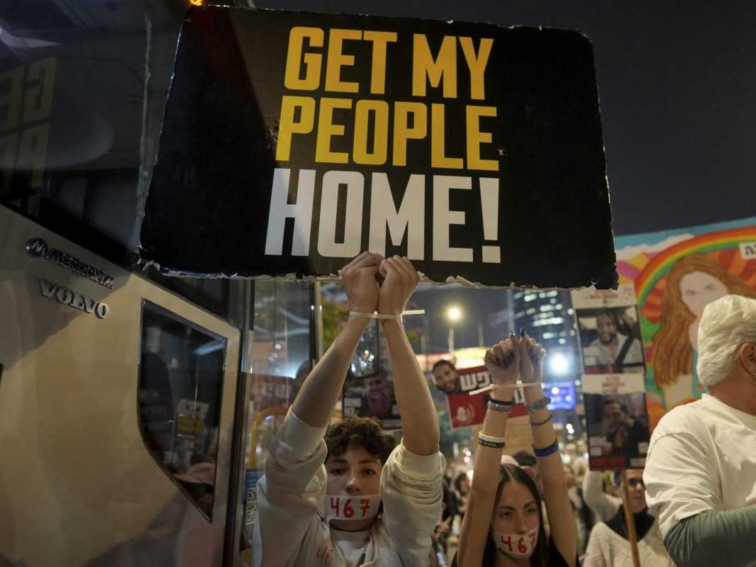 Ľudia v Tel Avive demonštrujú za prepustenie rukojemníkov Hamasu.