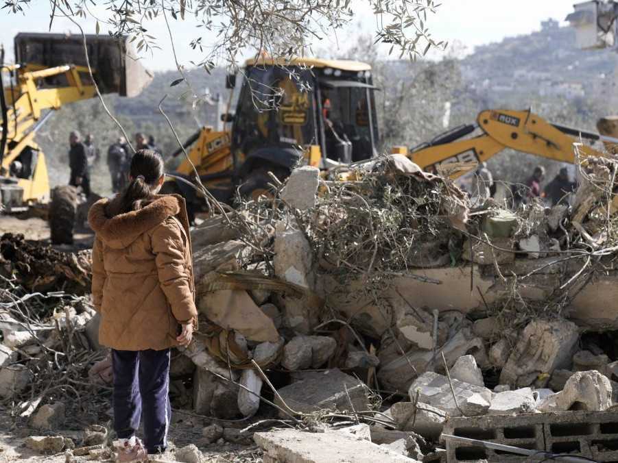 Odstraňovanie trosiek po tom, čo izraelská armáda zabila dvoch palestínskych militantov neďaleko mesta Džanín.