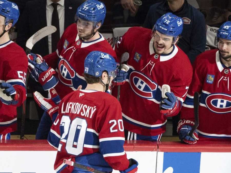 Slovenský hráč Montrealu Juraj Slafkovský (20) sa raduje so spoluhráčmi z gólu.