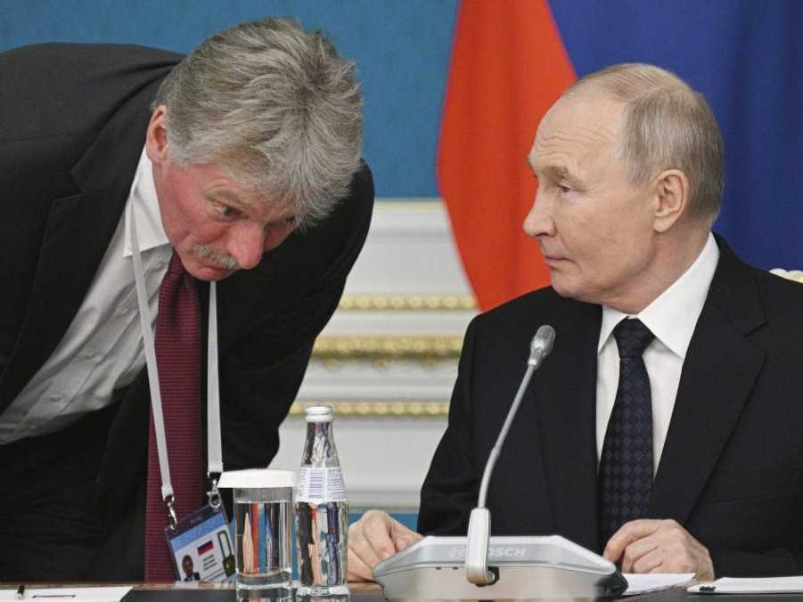 Zľava hovorca Kremľa Dmitrij Peskov a ruský prezident Vladimir Putin.