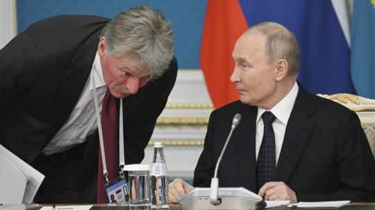 Zľava hovorca Kremľa Dmitrij Peskov a ruský prezident Vladimir Putin.