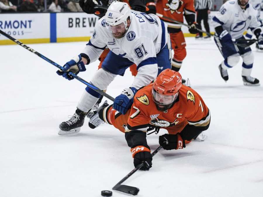 Na snímke Erik Černák a Radko Gudas v nedeľnom (5. 1.) zápase Tampy Bay a Anaheimu.