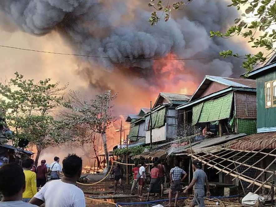 Na snímke požiar obydlí po útoku armády.