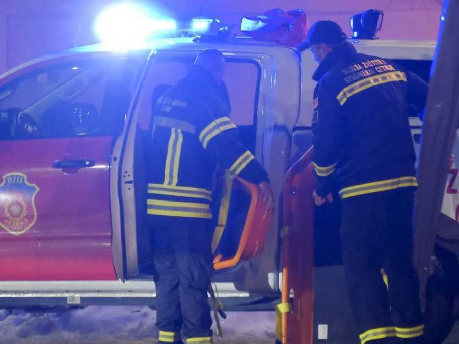 Záchranári pracujú na mieste streľby v Cetinje.