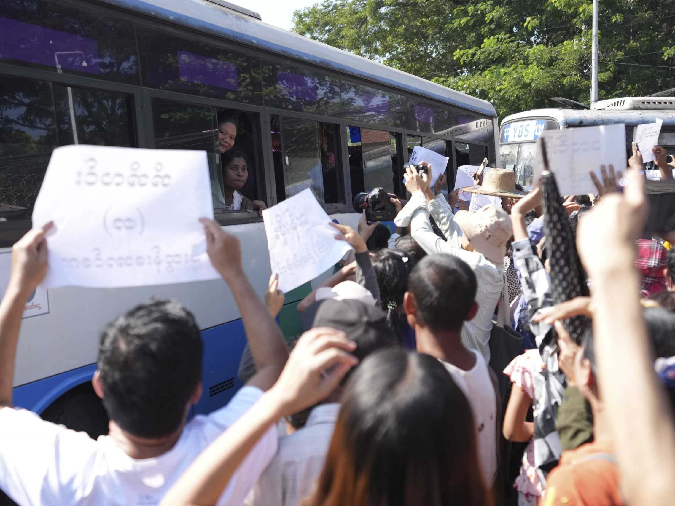 Prepustených väzňov vítajú rodinní príslušníci.