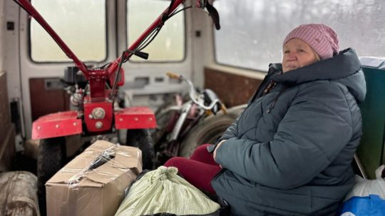 Pani Ľudka sa z Kindrašivky rozhodla odísť, keď začali lietať drony a strely na susedné domy.