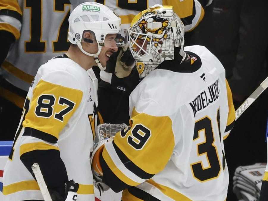 Alex Nedeljkovic a Sidney Crosby.