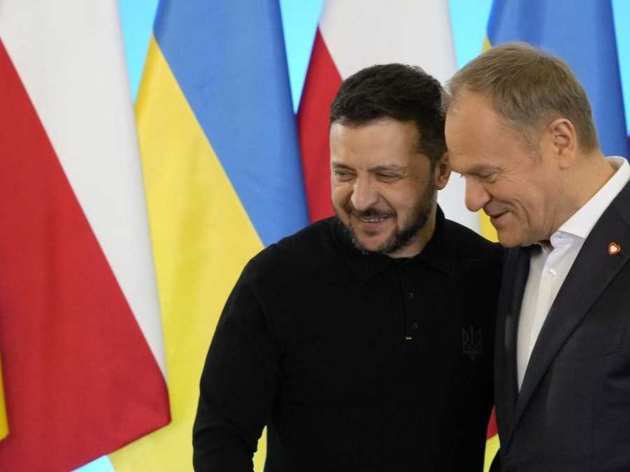 Zľava ukrajinský prezident Volodymyr Zelenskyj a poľský premiér Donald Tusk.