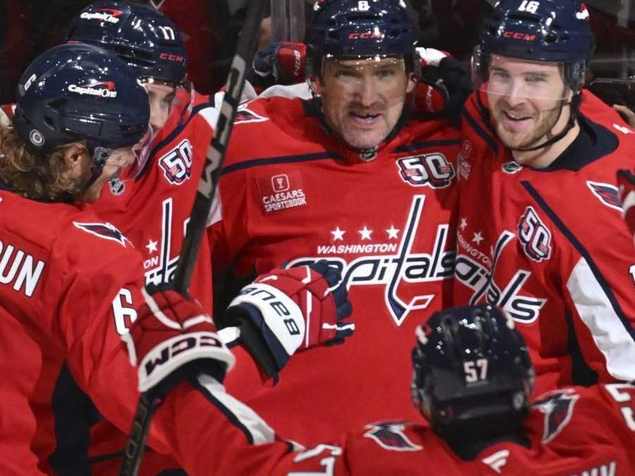 Hokejisti Washington Capitals sa tešia po strelenom góle.