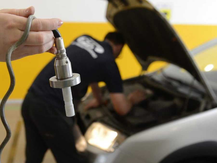 Na ilustračnej snímke kontrola auta na STK.