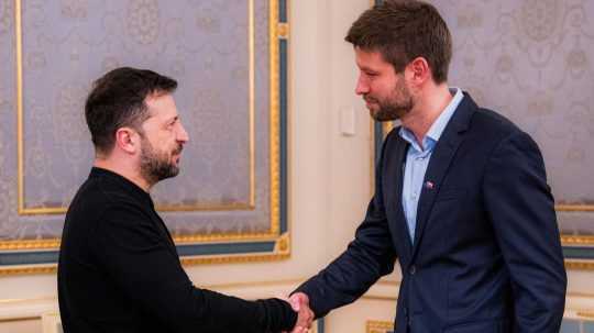 Zľava prezident Ukrajiny Volodymyr Zelenskyj a predseda PS Michal Šimečka.