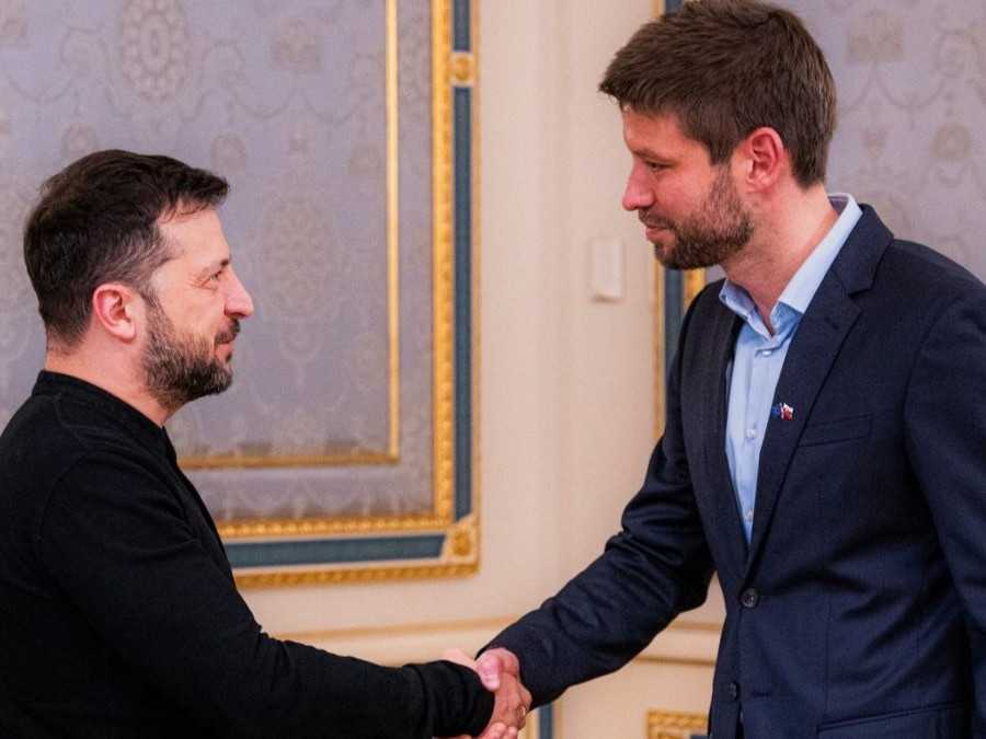Zľava prezident Ukrajiny Volodymyr Zelenskyj a predseda PS Michal Šimečka.