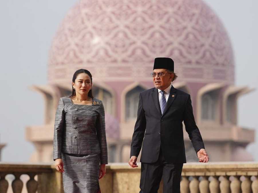 Na snímke thajská premiérka Pethongthán Šinavatrová s premiérom Malajzie Anwarom Ibrahimom.