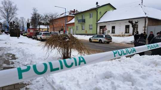 Na snímke policajti hliadkujú na ceste po útoku nožom na gymnáziu v Spišskej Starej Vsi.