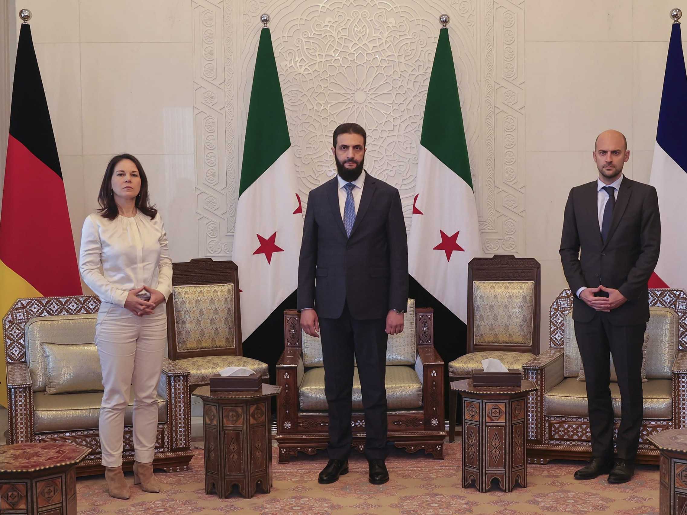 Ahmad Šara (v strede) so šéfkou diplomacie Nemecka Annalenou Baerbock, left a Francúzska Jean-Noelom Barrotom.