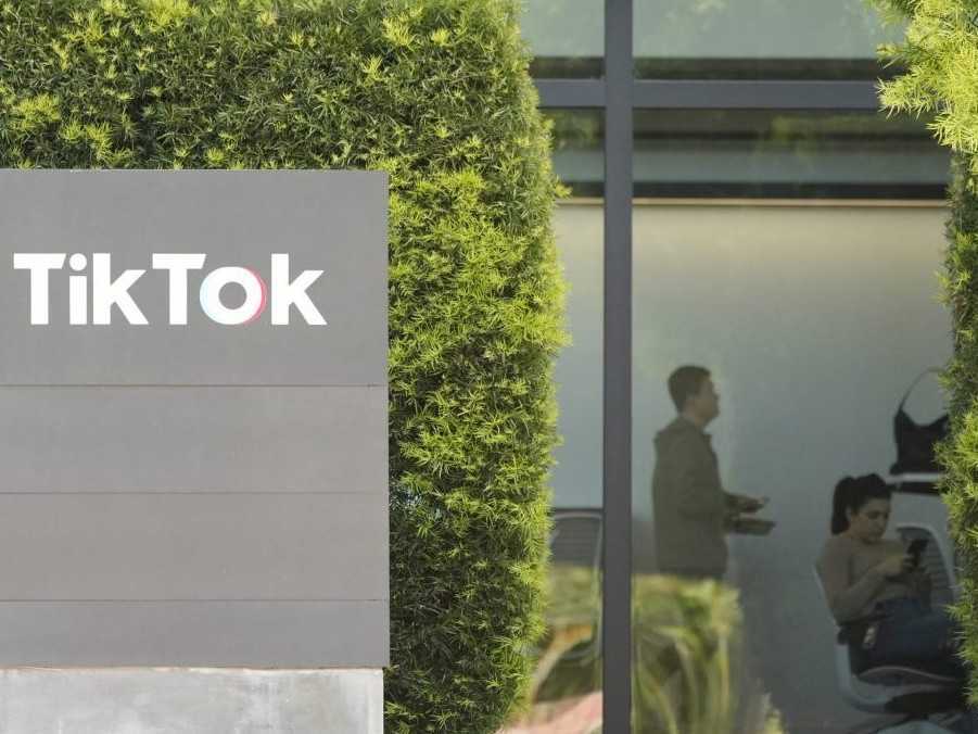 Zamestnanci pracujú v budove spoločnosti TikTok.