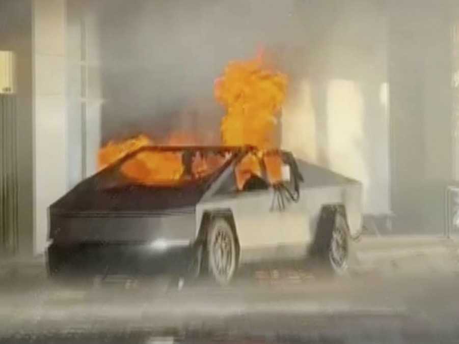 Výbuch vozidla Tesla Cybertruck pred hotelom Donalda Trumpa v Las Vegas.