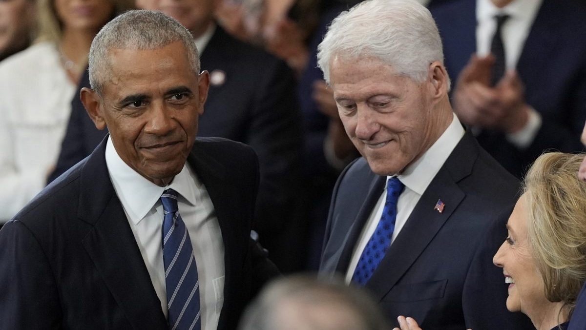 BÃƒÂ½valÃƒÂ­ prezidenti USA Barack Obama, Bill Clinton a bÃƒÂ½valÃƒÂ¡ ministerka zahraniÃ„ÂnÃƒÂ½ch vecÃƒÂ­ Hillary ClintonovÃƒÂ¡ prichÃƒÂ¡dzajÃƒÂº na Trumpovu inaugurÃƒÂ¡ciu.