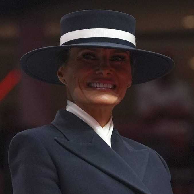 Temná čarodejnica či manželka mafie na pohrebe: Melania Trumpová počas inaugurácie zaujala svojím výzorom
