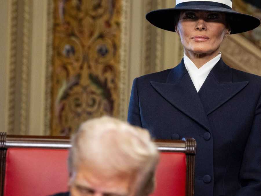 Prvá dáma Melania Trumpová pozoruje svojho manžela, amerického prezidenta Donalda Trumpa.
