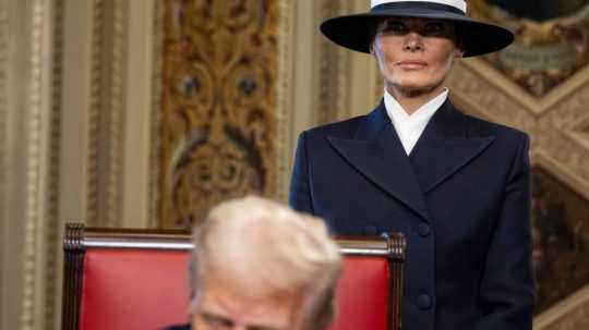 Prvá dáma Melania Trumpová pozoruje svojho manžela, amerického prezidenta Donalda Trumpa.