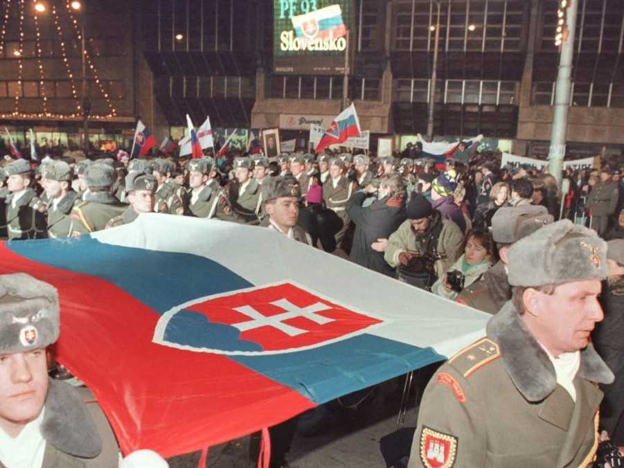 Občania na archívnej snímke oslavujú vznik samostatnej Slovenskej republiky.