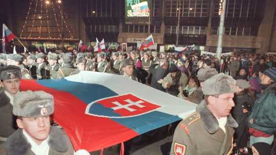 Občania na archívnej snímke oslavujú vznik samostatnej Slovenskej republiky.