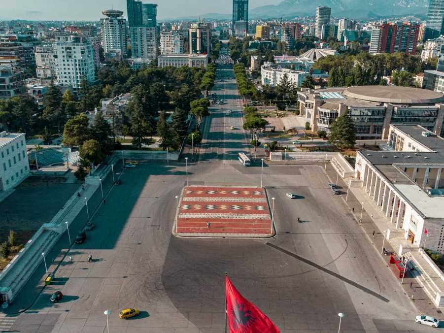 Na ilustračnej snímke pohľad Tiranu v Albánsku.