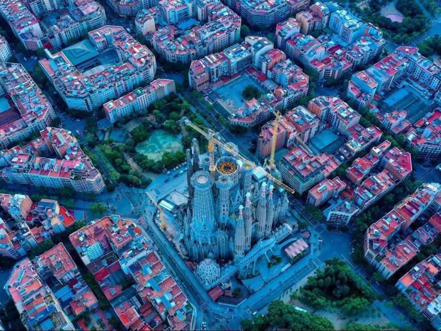 Na ilustračnej snímke pohľad z vtáčej perspektívy na Barcelonu.