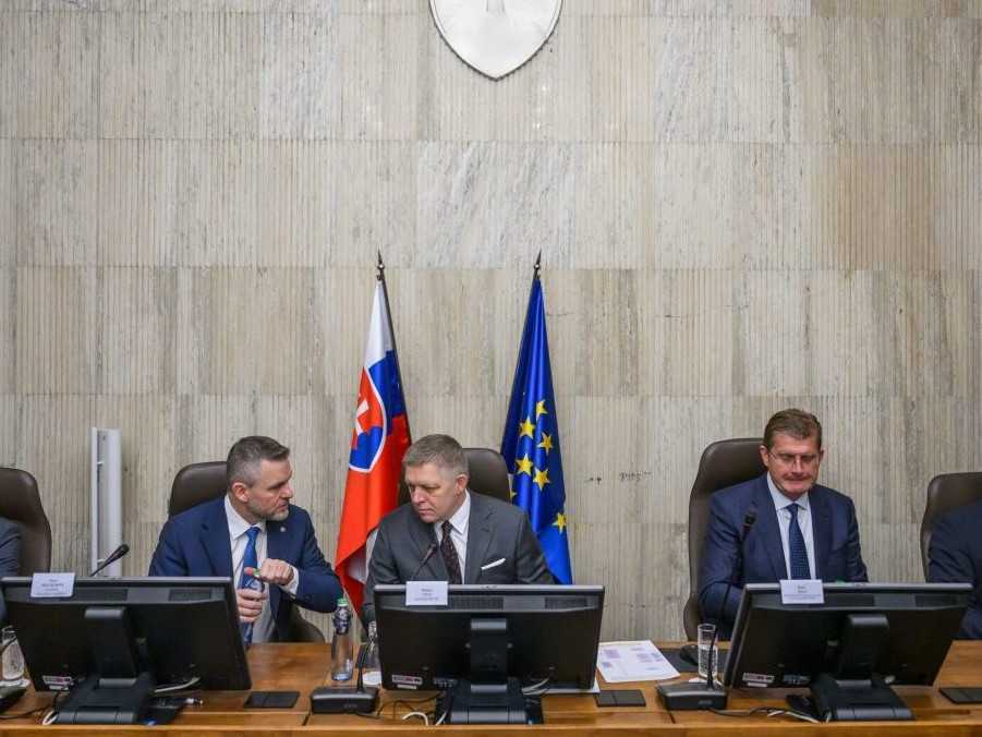 Na snímke Tibor Gašpar, Peter Pellegrini, Robert Fico, Peter Žiga a Andrej Danko.