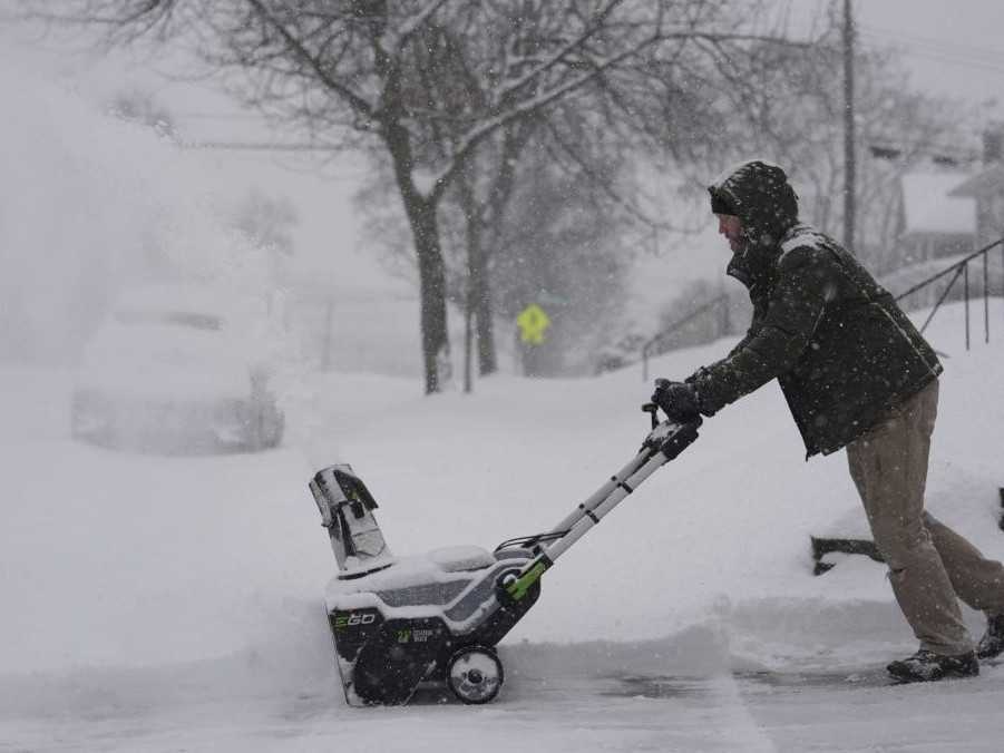 Muž v USA odhŕňa príjazdovú cestu.