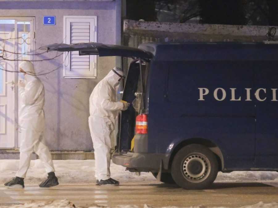 policajti v ochranných odevoch