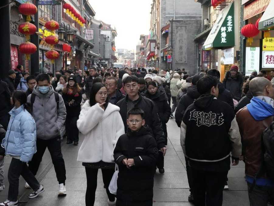 Na ilustračnej snímke ulica v Číne plná ľudí.