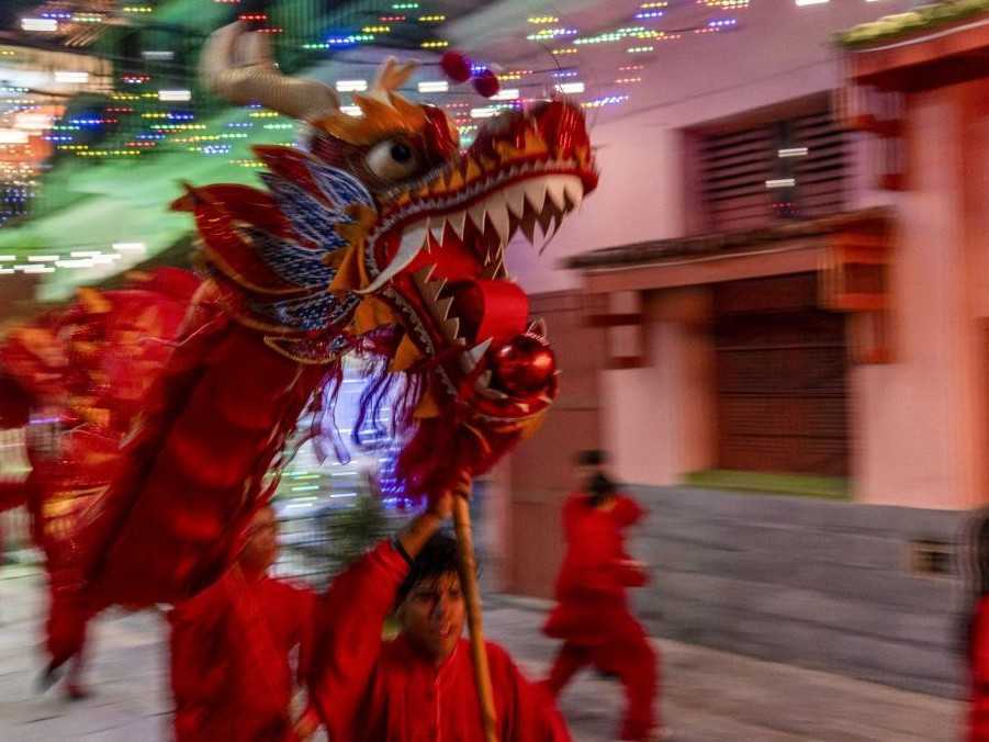 FOTO/VIDEO: Ázijské krajiny oslavujú príchod nového lunárneho roka, ktorý sa nesie v znamení Hada