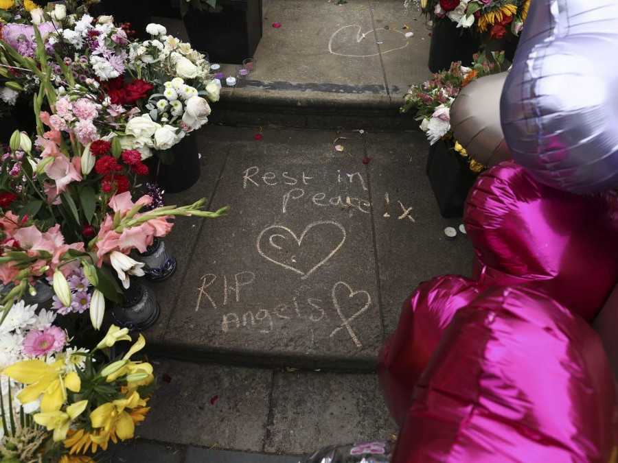 Archívna snímka - Pietne miesto po útoku v Southporte.