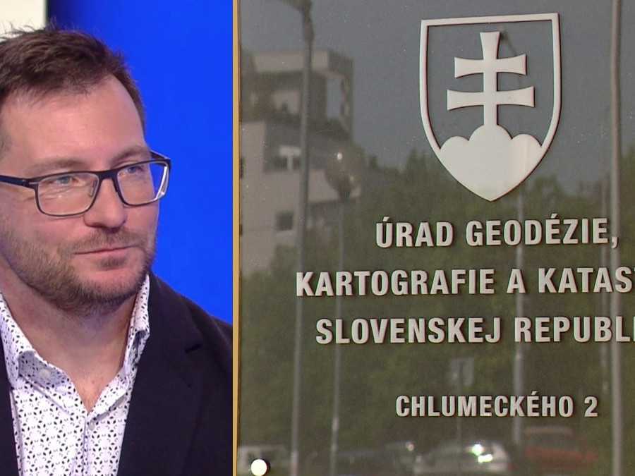 Expert na kyberbezpečnosť Pavel Draxler a tabuľa na Úrade geodézie, kartografie a katastra Slovenskej republiky.