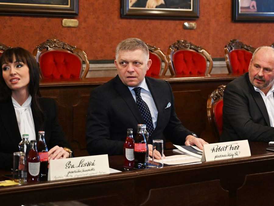 Robert Fico (Smer-SD) počas pracovného stretnutia na tému program štátom podporovaného nájomného bývania.