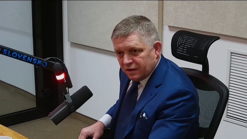 R. Fico odmietol, že vláda ohrozuje členstvo Slovenska v EÚ. Po protestoch odstúpiť neplánuje