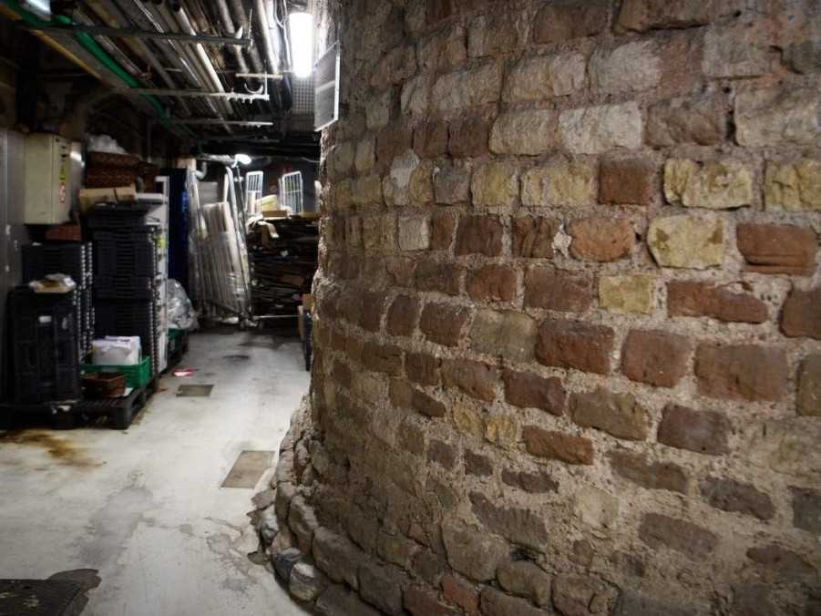 Na snímke pozostatky rímskej veže v suteréne supermarketu.