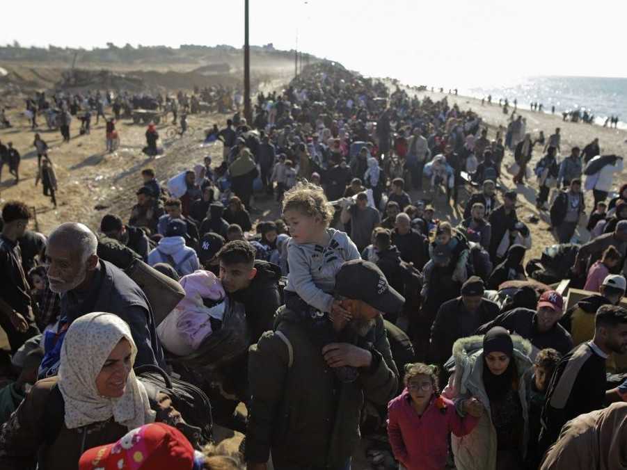 Na snímke vracajúci sa Palestínčania.