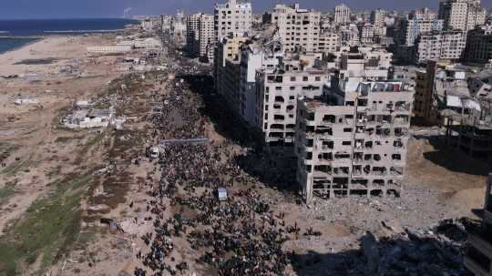 Na snímke vracajúci sa Palestínčania.