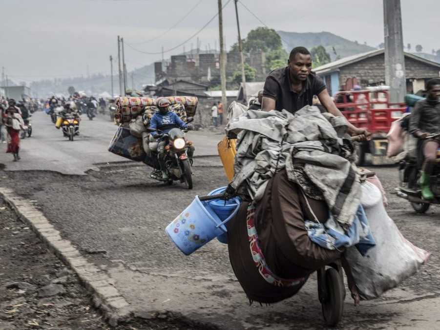 Na snímke sa vysídlení ľudia presúvajú do centra mesta Goma.