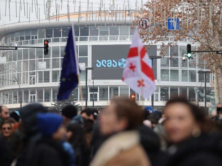 Na ilustračnej snímke účastníci protestov v Gruzínsku.