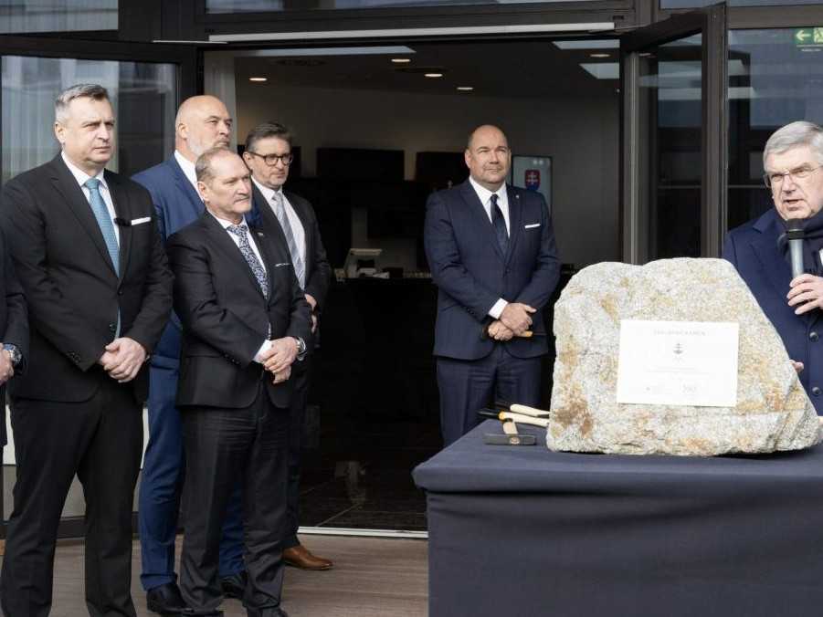 Na snímke slávnostné poklepanie základného kameňa viacúčelovej haly.