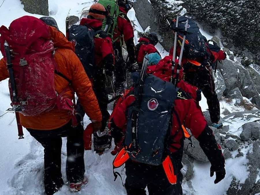 Na snímke záchranári nesú horolezca po páde z ľadopádu.