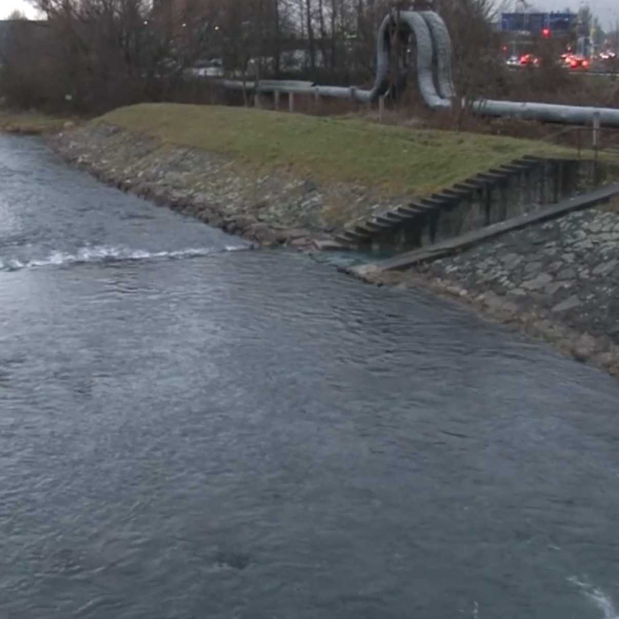 Časť rieky Turiec sa zafarbila namodro. Látka unikala do vody z kanalizačnej stoky