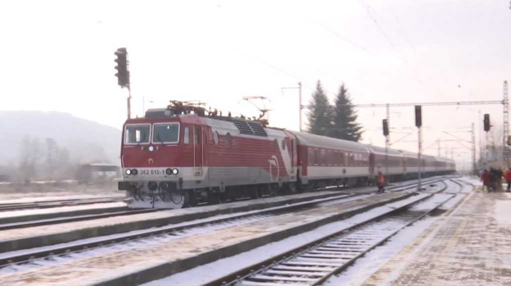 Výluka za Novou Baňou mala trvať do decembra, stále tam však chýbajú koľajnice. Prejsť 230 km trvá takmer štyri hodiny