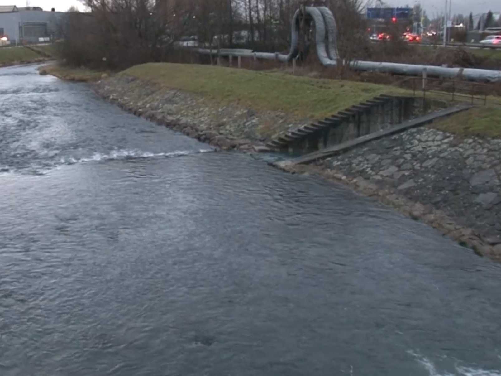 Časť rieky Turiec sa zafarbila namodro. Látka unikala do vody z kanalizačnej stoky