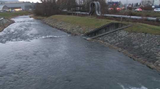 Rieka Turiec zafarbená na modro.